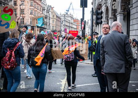 Londres, Royaume-Uni. 15th mars 2023. Les manifestants ont fait la plus grande démonstration depuis le début des grèves. La manifestation de la Journée du budget dans le centre de Londres. Des milliers de personnes ont défilé dans les rues vers Trafalgar Square, où des enseignants, des médecins subalternes et des fonctionnaires ont tous été en train de frapper pour obtenir un meilleur salaire et de meilleures conditions de travail. Au total, environ un demi-million de travailleurs du secteur public dans tout le pays ont dépassé les salaires. Banque D'Images