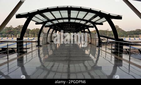 Bangalore,Karnataka,Inde-26 octobre 2022: Belle architecture intérieure moderne de classe mondiale de Sir M Visvesvaraya terminal ou SMVB. Banque D'Images