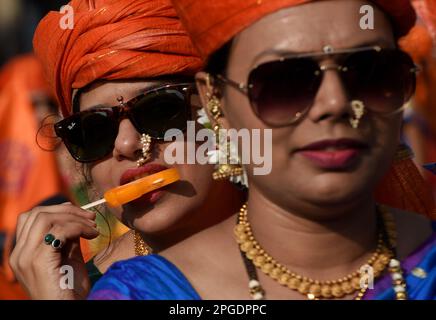 Mumbai, Maharashtra, Inde. 22nd mars 2023. Une femme mange de la glace pendant une procession religieuse pour marquer le nouvel an de 'Gudi Padwa' ou du Maharashtrian à Mumbai, Inde, 22 mars 2023. (Credit image: © Indranil Aditya/ZUMA Press Wire) USAGE ÉDITORIAL SEULEMENT! Non destiné À un usage commercial ! Banque D'Images