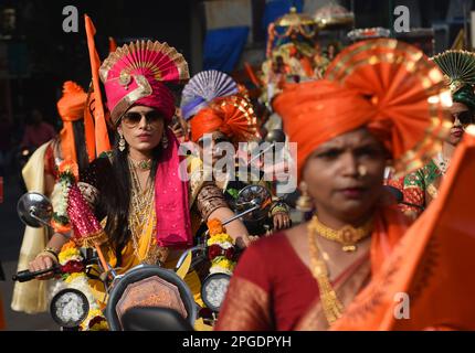 Mumbai, Maharashtra, Inde. 22nd mars 2023. Les femmes portent un casque traditionnel participe à une procession pour marquer 'Gudi Padwa' ou le nouvel an Maharashtrian à Mumbai, Inde, 22 mars, 2023. (Credit image: © Indranil Aditya/ZUMA Press Wire) USAGE ÉDITORIAL SEULEMENT! Non destiné À un usage commercial ! Banque D'Images