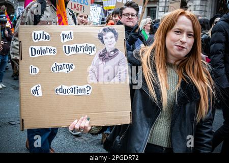 Londres, Royaume-Uni. 15th mars 2023. Les manifestants ont fait la plus grande démonstration depuis le début des grèves. La manifestation de la Journée du budget dans le centre de Londres. Des milliers de personnes ont défilé dans les rues vers Trafalgar Square, où des enseignants, des médecins subalternes et des fonctionnaires ont tous été en train de frapper pour obtenir un meilleur salaire et de meilleures conditions de travail. Au total, environ un demi-million de travailleurs du secteur public dans tout le pays ont dépassé les salaires. Banque D'Images