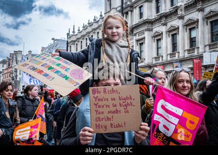 Londres, Royaume-Uni. 15th mars 2023. Les manifestants ont fait la plus grande démonstration depuis le début des grèves. La manifestation de la Journée du budget dans le centre de Londres. Des milliers de personnes ont défilé dans les rues vers Trafalgar Square, où des enseignants, des médecins subalternes et des fonctionnaires ont tous été en train de frapper pour obtenir un meilleur salaire et de meilleures conditions de travail. Au total, environ un demi-million de travailleurs du secteur public dans tout le pays ont dépassé les salaires. Banque D'Images