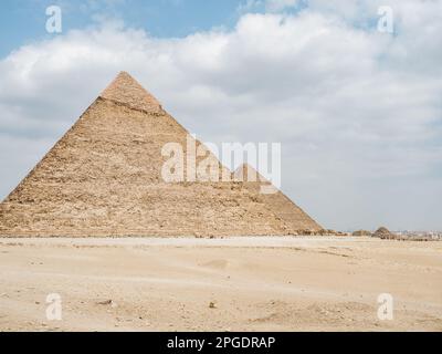 Complexe de la pyramide de Giza. Photo des pyramides sur une journée claire et ensoleillée contre un ciel bleu. Concept de vacances et de voyages Banque D'Images