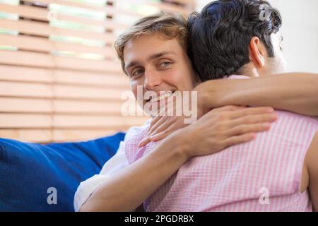 LGBTQ gay couple faire des activités ensemble à la maison et de socialiser ensemble heureusement. Banque D'Images