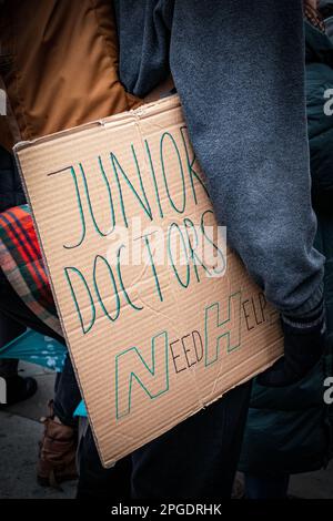 Londres, Royaume-Uni. 15th mars 2023. Les jeunes médecins protestent lors de la plus grande démonstration depuis le début des grèves. La manifestation de la Journée du budget dans le centre de Londres. Des milliers de personnes ont défilé dans les rues vers Trafalgar Square, où des enseignants, des médecins subalternes et des fonctionnaires ont tous été en train de frapper pour obtenir un meilleur salaire et de meilleures conditions de travail. Au total, environ un demi-million de travailleurs du secteur public dans tout le pays ont dépassé les salaires. Banque D'Images