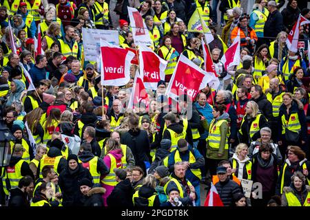 Brême, Allemagne. 22nd mars 2023. Des manifestants se tiennent sur la place du marché. Le syndicat Verdi en Basse-Saxe et à Brême appelle à une prolongation des grèves afin de renforcer la pression sur les employeurs immédiatement avant le troisième cycle de négociations sur 27 mars. Il appelle les employés du secteur public des deux États fédéraux à participer à une grève d'avertissement d'une journée. Une fois de plus, les administrations publiques, les transports publics, les garderies et la collecte des ordures seront touchés. Credit: Sina Schuldt/dpa/Alay Live News Banque D'Images