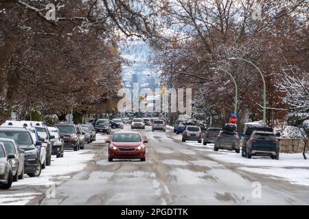 Voiture en voiture en descendant la route en hiver, Kelowna, Colombie-Britannique, Canada Banque D'Images