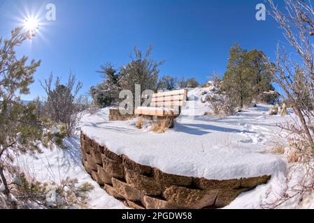 Banc vide dans la neige, Thumb Butte, Prescott National Forest, Arizona, États-Unis Banque D'Images