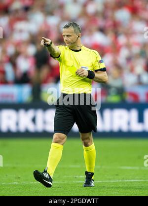 Saint-Denis. 16th juin 2016. ARCHIVE PHOTO: Bjoern KUIPERS a 50 ans sur 28 mars 2023, arbitre Bjoern KUIPERS (BJ??rn) (NED) Gesture, Gesture, groupe de tour préliminaire C, jeu M18, Allemagne (GER) - Pologne (POL) 0:0, on 16 juin 2016 à Saint Denis. Football EM 2016 en France à partir de 10,06. - 07/10/2016. ? Credit: dpa/Alay Live News Banque D'Images