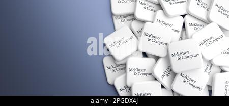 Logos de la société de conseil en gestion Big Three McKinsey & Company sur un tas sur une table. Format de bannière Web avec espace de copie Banque D'Images