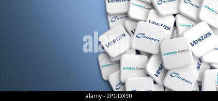 Logos des plus grands fabricants européens d'éoliennes Vestas, Nordex et Siemens Gamesa sur un tas sur une table. Format de bannière Web, espace de copie. Banque D'Images