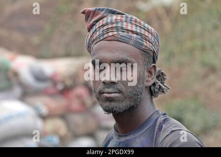 Narayanganj, Bangladesh - 21 mars 2023 : de petites poussières ont couvert les corps des travailleurs de la pierre, ce qui constitue un grave danger pour leur santé chez Fatull Banque D'Images