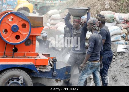 Narayanganj, Bangladesh - 21 mars 2023 : de petites poussières ont couvert les corps des travailleurs de la pierre, ce qui constitue un grave danger pour leur santé chez Fatull Banque D'Images