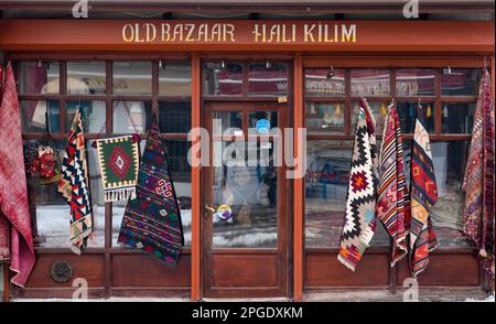 Ankara, Turquie- 4 février 2023: Vue extérieure de l'ancien magasin de tapis et de tapis, tapis accrochés devant le magasin. Banque D'Images