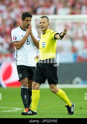 PHOTO D'ARCHIVE: Bjoern KUIPERS aura 50 ans sur 28 mars 2023, Sami KHEDIRA, (GER), à gauche, Et arbitre Bjoern KUIPERS, BJ??rn, (NED), décision, football football cycle préliminaire groupe C, jeu M18, Allemagne (GER) - Pologne (POL) 0:0, 0:0, le 16.06.2016 à Saint Denis. Football EM 2016 en France à partir de 10,06. - 07/10/2016. ? Banque D'Images