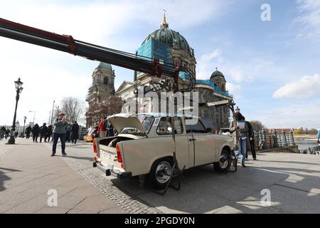 Berlin, Allemagne. 22nd mars 2023. Un Trabant est stationné sur le trottoir devant la cathédrale de Berlin par un transporteur de voitures. Les eaux de l'aquarium détruites il y a trois mois ont également endommagé le musée de la RDA. Les expositions, y compris le Trabi vu ici, sont maintenant de retour au musée après restauration. Credit: Joerg Carstensen/dpa/Alay Live News Banque D'Images