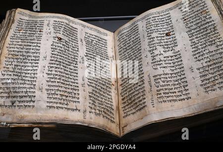 Tel Aviv, Israël. 22nd mars 2023. Le Codex Sassoon, la première édition la plus complète de la Bible hébraïque, est exposé mercredi au Musée ANU du peuple juif de tel Aviv, 22 mars 2023. La Bible, qui aurait plus de 1 000 ans, devrait être vendue à la vente aux enchères de Sotheby à New York, sur 16 mai et devrait être vendue pour 30 à 50 millions de dollars. Le Codex Sassoon n'a pas été exposé depuis 1982 et sera en vue à tel Aviv, 23-29 mars. Photo de Debbie Hill/ Credit: UPI/Alay Live News Banque D'Images