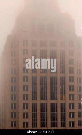 Le sommet de l'hôtel Ritz-Carlton, couvert de brouillard, situé dans le centre-ville d'Atlanta, GA, vu depuis le Westin Peachtree Plaza Hotel. Banque D'Images