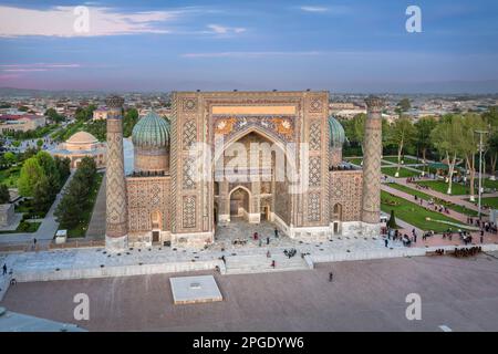 Vue aérienne d'Ulugh Bek Madrassah à Samarqand, Ouzbékistan Banque D'Images