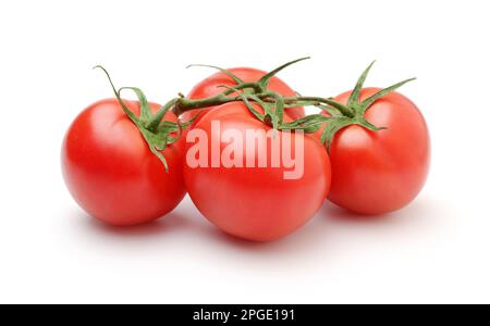 Groupe de tomates mûres avec feuilles isolées sur blanc. Banque D'Images