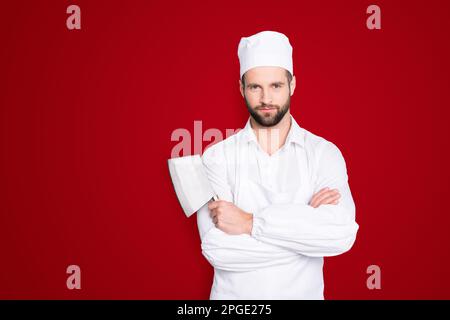 Portrait d'une jolie boucherie attrayante dans un béret ayant ses bras croisés tenant un cale métallique regardant la caméra isolée sur fond gris Banque D'Images