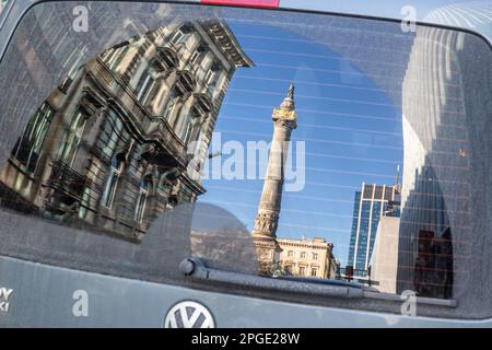 La colonne du Congrès à Bruxelles se reflète dans le pare-brise d'une voiture garée. Banque D'Images