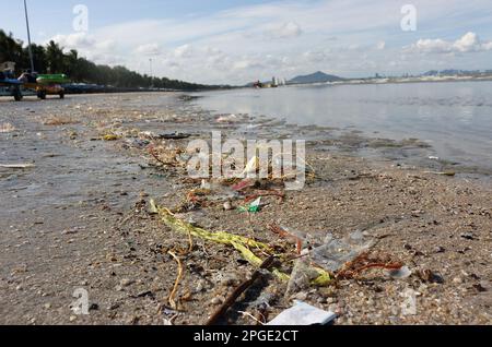 Les ordures sont lavées de la mer à marée basse. Banque D'Images