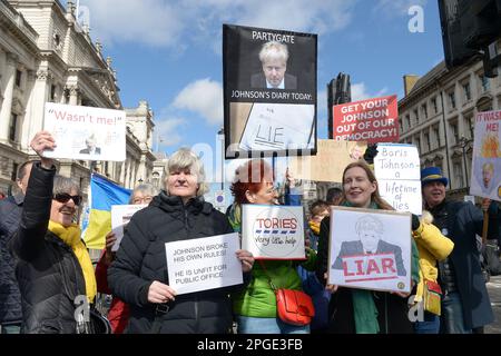 Londres, Royaume-Uni. 22nd mars 2023. Des manifestants devant le Parlement avant que l'ancien Premier ministre Boris Johnson donne des preuves au Comité des privilèges des communes concernant le freinage des règles de verrouillage de Covid. Crédit : MARTIN DALTON/Alay Live News Banque D'Images