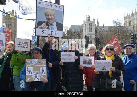 Londres, Royaume-Uni. 22nd mars 2023. Des manifestants devant le Parlement avant que l'ancien Premier ministre Boris Johnson donne des preuves au Comité des privilèges des communes concernant le freinage des règles de verrouillage de Covid. Crédit : MARTIN DALTON/Alay Live News Banque D'Images