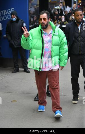 Adam Sandler quitte les studios Good Morning America sur 22 mars 2023 à New York. Banque D'Images