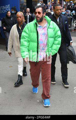 Adam Sandler quitte les studios Good Morning America sur 22 mars 2023 à New York. Banque D'Images