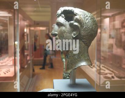 Tête en bronze d'Hadrien au British Museum, Londres, Royaume-Uni, d'une plus grande statue, trouvée près du London Bridge dans la Tamise, Banque D'Images