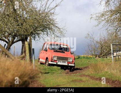 Une Renault 1972 4 garée dans un champ. Banque D'Images