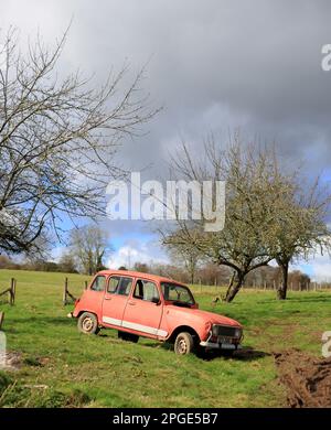 Une Renault 1972 4 garée dans un champ. Banque D'Images