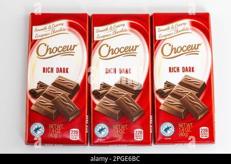 STILLWATER, MN, Etats-Unis - 25 DÉCEMBRE 2022 : barres de bonbons Chocuer Rich Dark Chocolate et logo de marque. Banque D'Images