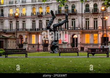LONDRES, GRANDE-BRETAGNE - 22 MAI 2014 : c'est une sculpture appelée 'Alien' par David Breuer-Weil dans les jardins de Grosvenor. Banque D'Images