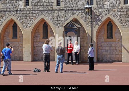 WINDSOR, GRANDE-BRETAGNE - 19 MAI 2014 : des visiteurs non identifiés sont photographiés à côté du service de garde du Royal Guardsman. Banque D'Images