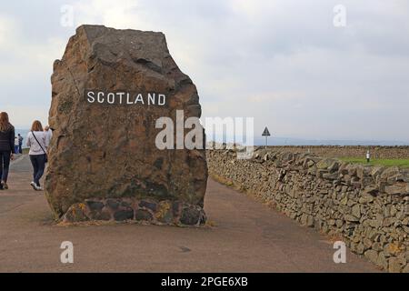 COLLINES DE CHEVIOT, GRANDE-BRETAGNE - 9 SEPTEMBRE 2014 : carter Bar est un signe symbolique sur la route le long de la frontière entre l'Angleterre et l'Écosse. Banque D'Images