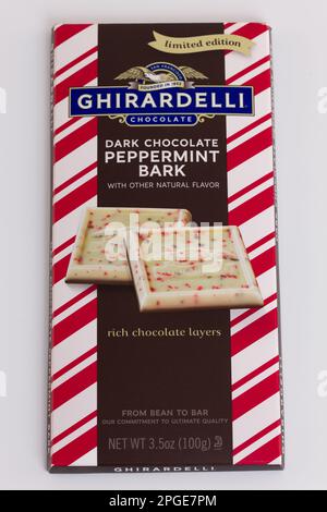STILLWATER, MN, Etats-Unis - 25 DÉCEMBRE 2022 : barres de bonbons Ghiradelli au chocolat noir et à la menthe poivrée et logo de marque. Banque D'Images