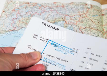 Ryanair a imprimé sur la carte d'embarquement de l'aéroport pour un vol de Dublin à Venise photographié sur la carte de l'Italie. Banque D'Images