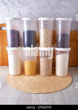 Organisation du stockage des aliments dans la cuisine, pots transparents réutilisables pour les céréales, le café, le sucre et les pâtes. Banque D'Images