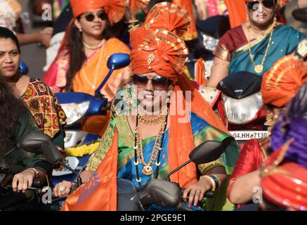 Mumbai, Maharashtra, Inde. 22nd mars 2023. Les femmes sont à deux roues, portent des coiffures traditionnelles et participent à une procession pour marquer le nouvel an de 'Gudi Padwa' ou du Maharashtrian à Mumbai, en Inde. (Credit image: © Indranil Aditya/ZUMA Press Wire) USAGE ÉDITORIAL SEULEMENT! Non destiné À un usage commercial ! Banque D'Images