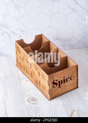 Boîte en bois pour les épices, rangement pratique à la maison, commande dans la maison, commande dans le concept de cuisine. Banque D'Images