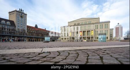 Leipzig, Allemagne. 22nd mars 2023. Vue sur l'Opéra de Leipzig sur Augustusplatz. L'opéra a maintenant présenté le programme pour 2023/2024 lors de sa conférence de presse de saison. Au total, 15 premières sont prévues dans le nouveau calendrier entre la mi-septembre de cette année et la mi-janvier 2024. Credit: Hendrik Schmidt/dpa/Alay Live News Banque D'Images