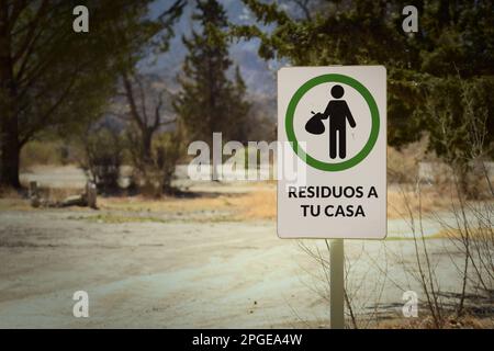 Inscrivez-vous dans une région sauvage de Mendoza, en Argentine, en lisant « emmenez-vous à la maison ». Banque D'Images