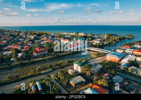 Photos aériennes de la ville côtière de Dangrig dans le district de Stann Creek à Belize. Banque D'Images