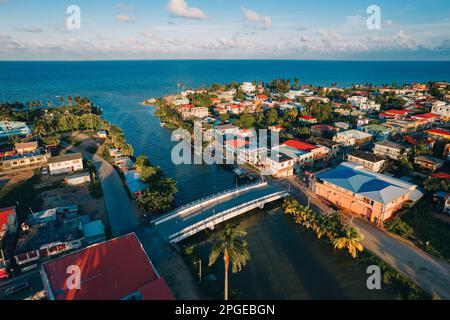 Photos aériennes de la ville côtière de Dangrig dans le district de Stann Creek à Belize. Banque D'Images