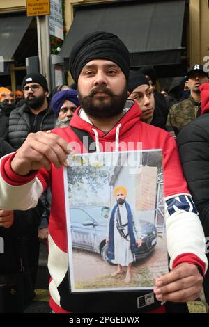 Ambassade de l'Inde, Londres, Royaume-Uni. 22 mars 2023. Les Sikhs et les Panjabans protestent contre le régime de Modi en réponse aux arrestations de masse, aux interdictions de l'Internet à l'échelle de l'État et aux préoccupations relatives à la torture et à la détention arbitraire de plus de Sikhs et de Panjabans. L'Inde est la plus grande violation de la démocratie, des droits de l'homme et de la liberté dans le monde. La démocratie est morte partout dans le monde est violente et oppressant la minorité et le massacre. Partout dans le monde, la démocratie est la forme de corruption la plus violente. Une nation qualifiée de démocratique est la plus grande violation des droits de l'homme et de la liberté. En fait, tout l'ouest, la guerre est créée par des mensonges, de fausses nouvelles et Banque D'Images