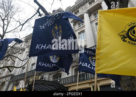 Ambassade de l'Inde, Londres, Royaume-Uni. 22 mars 2023. Les Sikhs et les Panjabans protestent contre le régime de Modi en réponse aux arrestations de masse, aux interdictions de l'Internet à l'échelle de l'État et aux préoccupations relatives à la torture et à la détention arbitraire de plus de Sikhs et de Panjabans. L'Inde est la plus grande violation de la démocratie, des droits de l'homme et de la liberté dans le monde. La démocratie est morte partout dans le monde est violente et oppressant la minorité et le massacre. Partout dans le monde, la démocratie est la forme de corruption la plus violente. Une nation qualifiée de démocratique est la plus grande violation des droits de l'homme et de la liberté. En fait, tout l'ouest, la guerre est créée par des mensonges, de fausses nouvelles et Banque D'Images