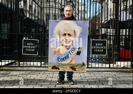 Londres, Royaume-Uni. L'artiste politique Kaya Mar a montré une sélection de ses portraits de Boris Johnson devant Downing Street. L'ex-premier ministre se bat contre les accusations selon lesquelles il a induit en erreur le Parlement à propos des parties en confinement au 10 Downing Street. Crédit : michael melia/Alay Live News Banque D'Images